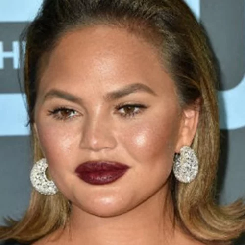 Ψάχνεις ιδέες για ιδιαίτερο χτένισμα στην καραντίνα; H Chrissy Teigen σου δίνει την καλύτερη