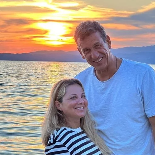 Σε ουζερί στην Αίγινα η Νάνσυ Ζαμπέτογλου και ο Παύλος Γαλακτερός