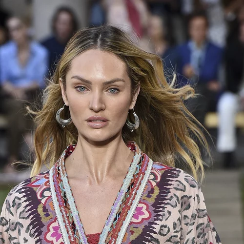 O σύγχρονος τρόπος εφαρμογής του ρουζ για δροσερή όψη στο πρόσωπο