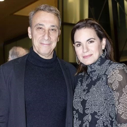 "Στην πρόβα του μπαμπά" | Τα δίδυμα παιδιά του Μίνωα Μάτσα και της Όλγας Κεφαλογιάννη σε ένα σπάνιο κλικ