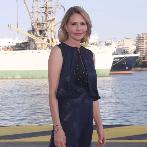 Η Τζένη Μπαλατσινού με καφέ σατέν κοστούμι και μπορντό γόβες στη δεξίωση της Kimberly Guilfoyle