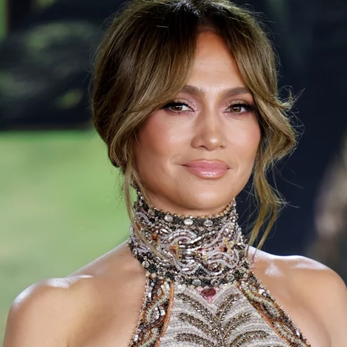 Chocolate Cherry Nails | Το νέο μανικιούρ της Jennifer Lopez είναι η πιο hot πρόταση του χειμώνα