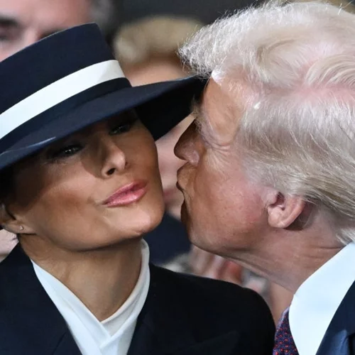 Melania Trump | Το φιλί εξ αποστάσεως στον Donald Trump ... λόγω καπέλου