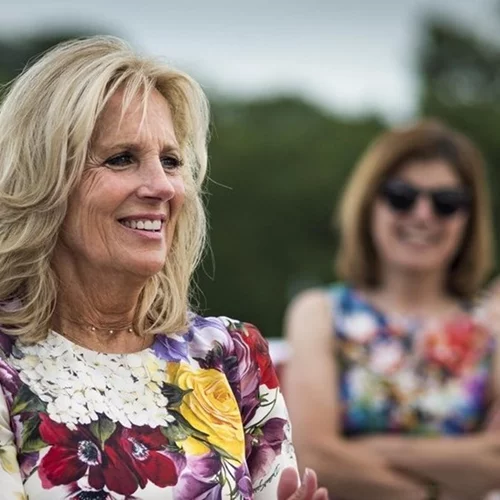 Jill Biden | Τα σεξιστικά σχόλια για το καλσόν της Πρώτης Κυρίας των ΗΠΑ