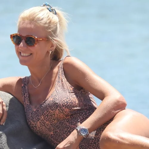 Ποιος είναι ο πιο chic τρόπος να φορέσεις το παρεό στην παραλία; Το look της Χριστίνας Κοντοβά θα σε εμπνεύσει