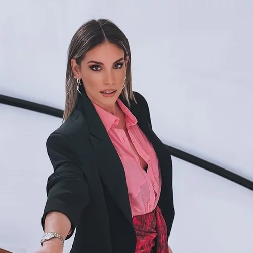 Ο πανεύκολος τρόπος για να πετύχεις μπούκλες με την πρέσα ισιώματος σύμφωνα με την Αθηνά Οικονομάκου