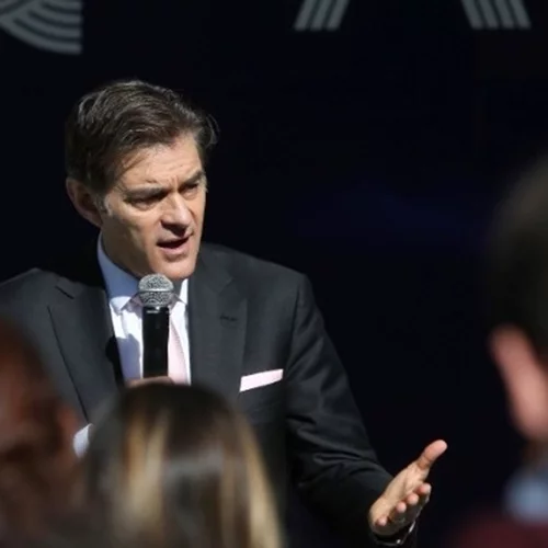 Ο Τrump αναθέτει στον "Dr Oz", τηλεοπτικό αστέρα, θέση-κλειδί για τη δημόσια υγεία