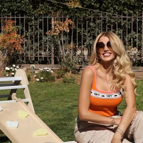 "Οικογένεια" | Η Κωνσταντίνα Σπυροπούλου ποζάρει με τους γονείς της στην πιο τρυφερή φωτογραφία