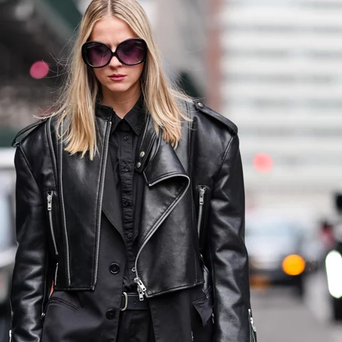 Αυτό το biker jacket κοστίζει 39,95 ευρώ και είναι το διαχρονικό πανωφόρι που χρειάζεσαι στη συλλογή σου