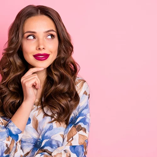 Είσαι μελαχρινή; Αυτή είναι η πιο όμορφη αλλαγή που μπορείς να κάνεις στα μαλλιά σου φέτος την άνοιξη