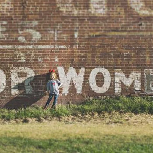 Ισότητα | Τι σημαίνει οικονομική βία και ποια επανάσταση μπορεί να φέρει η "Οικονομία της Φροντίδας"