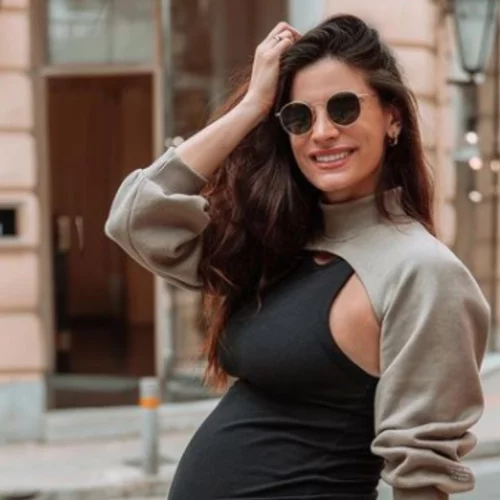 Χριστίνα Μπόμπα | Στιλάτη μέλλουσα μαμά, με στενό μαύρο φόρεμα και φουσκωμένη κοιλίτσα