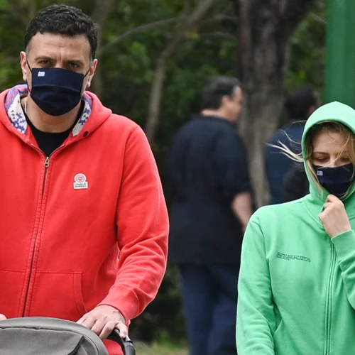 Τζένη Μπαλατσινού - Βασίλης Κικίλιας | Βόλτα με τον πέντε μηνών γιο τους στο κέντρο της Αθήνας