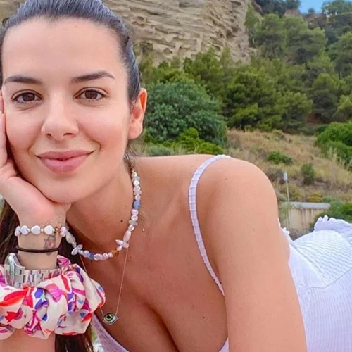 Η Νικολέττα Ράλλη φωτογραφίζει την κόρη της στην παραλία και δέχεται αρνητικά σχόλια από τους followers της