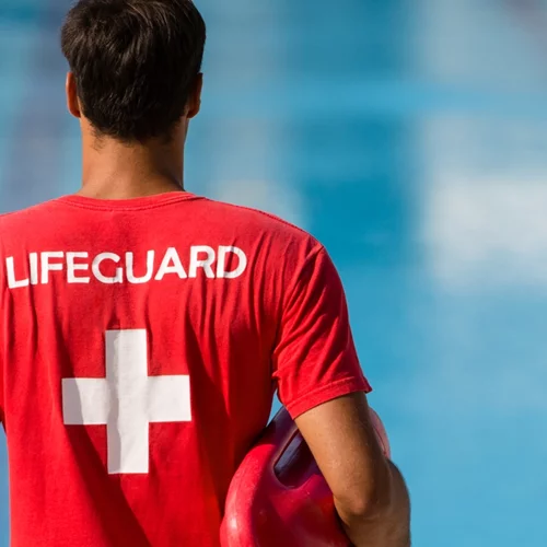 Ασφαλείς οι οργανωμένες παραλίες χάρη στους ναυαγοσώστες - Τι σημαίνουν οι τρεις σημαίες στους πύργους τους