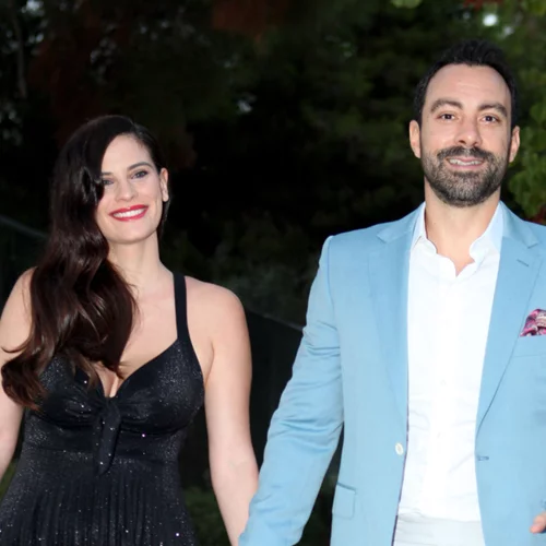 Χριστίνα Μπόμπα & Σάκης Τανιμανίδης | Φθινοπωρινός περίπατος με τα δίδυμα κορίτσια τους