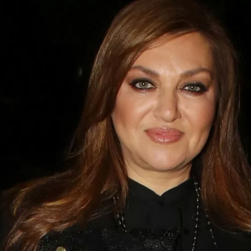 Καίτη Γαρμπή | Με hoodie απολαμβάνει τον καφέ της στην αγαπημένη γωνιά του σπιτιού της