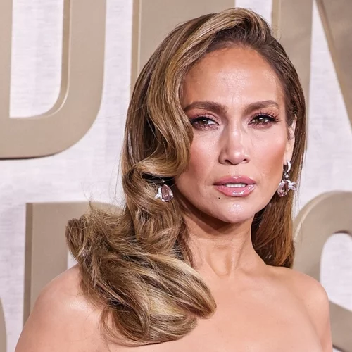 Η Jennifer Lopez υιοθέτησε το πιο κομψό κοντό καρέ κούρεμα
