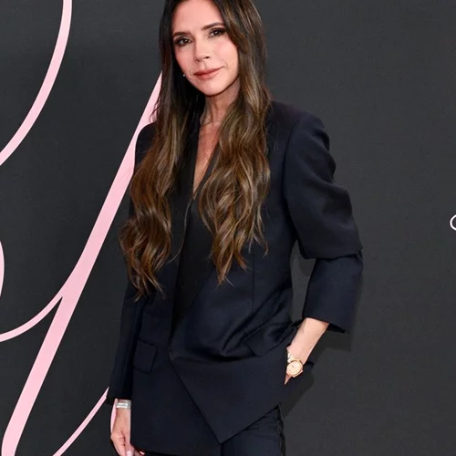 Η Victoria Beckham γιόρτασε τα 51 με στιλ φορώντας το ίδιο iconic σύνολο που σχεδίασε για τη Nicola Peltz Beckham