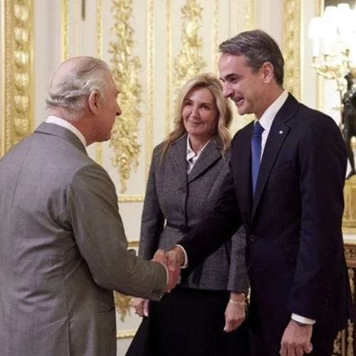 Με χαμόγελα η συνάντηση Μητσοτάκη με τον βασιλιά Κάρολο στο Κάστρο του Γουίνδσορ - Μαζί του η Μαρέβα