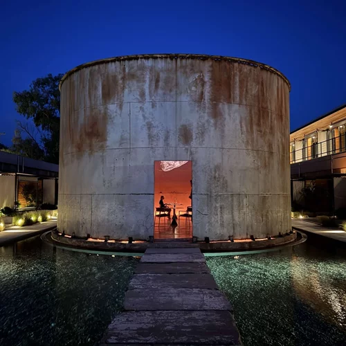 Ένα από τα πιο ξεχωριστά εστιατόρια της Ελλάδας βρίσκεται μέσα σε μια δεξαμενή κρασιού