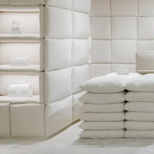 Γιατί ο οίκος Jacquemus έφτιαξε μια κρεβατοκάμαρα στις Galleries Lafayette στο Παρίσι;