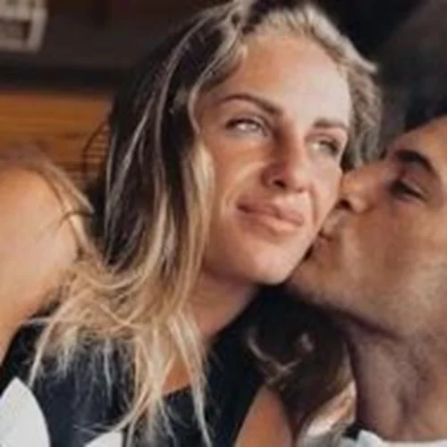 Πιο καλά από ποτέ | Η Κατερίνα Δαλάκα σβήνει την τούρτα των γενεθλίων της στην αγκαλιά του Δημήτρη Φιντιρίκου