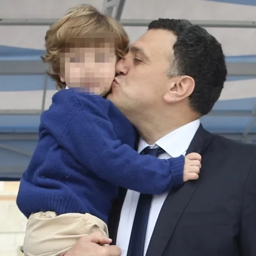 Στοργικός μπαμπάς ο Βασίλης Κικίλιας | Αγκαλιά με τον γιο του στην παρέλαση στην Αθήνα