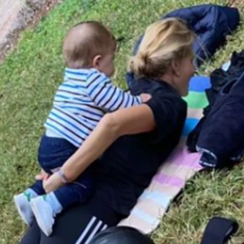 Τζένη Μπαλατσινού | Γυμνάζεται σηκώνοντας τον 10 μηνών γιο της (pic)