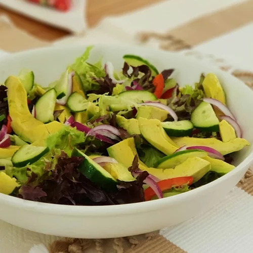 Γρήγορο γεύμα για το γραφείο | Εσύ ακόμη να δοκιμάσεις τη viral σαλάτα με τραγανό ρύζι;