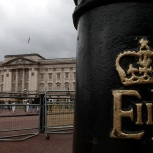 Απογοητευμένοι οι τουρίστες στο Μπάκιγχαμ από τη ψεύτικη διαφήμιση που δημιουργήθηκε μέσω Τεχνητής Νοημοσύνης