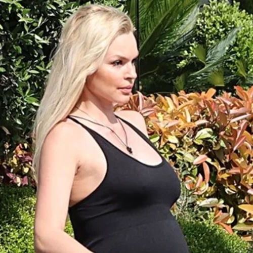 Βίκυ Κάβουρα | Με ολόσωμη φόρμα λίγο πριν φέρει στον κόσμο το μωρό της