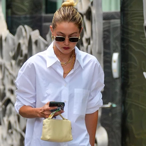 Αυτό το H&M πουκάμισο έγινε ανάρπαστο στο TikTok και ταιριάζει τέλεια με τζιν παντελόνι