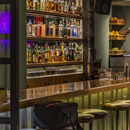 Το αθηναϊκό μπαρ που θα γούσταρε ο Charles Bukowski