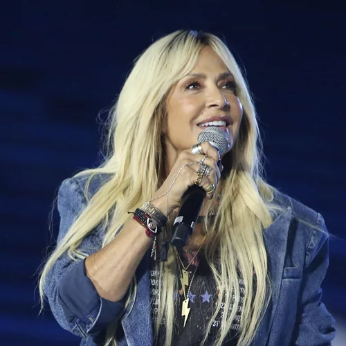 Άννα Βίσση | Με ολόχρυση δημιουργία του Βρεττού Βρεττάκου και εμφάνιση επιμελημένη από τη Σοφία Καρβέλα στη συναυλία της στην Κύπρο