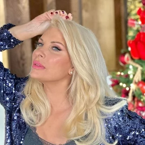 Ελένη Μενεγάκη | Με φόρεμα με παγέτα και high knee βελούδινες μπότες