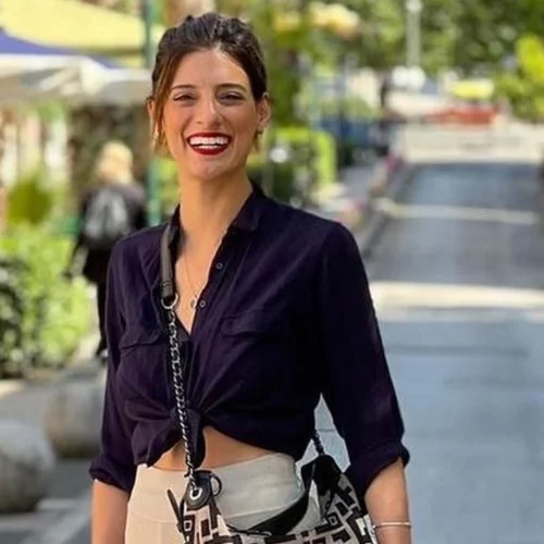 Είσαι καλεσμένη σε γάμο και δεν θέλεις να φορέσεις φόρεμα; Η Χριστίνα Χειλά Φαμέλη προτείνει μία κομψή εναλλακτική