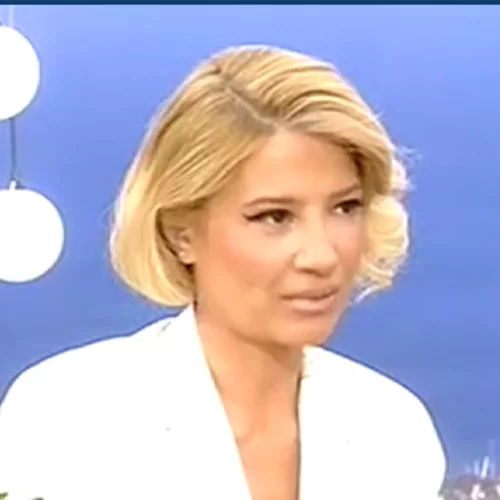 Η Φαίη Σκορδά με πολύ κοντό καρέ