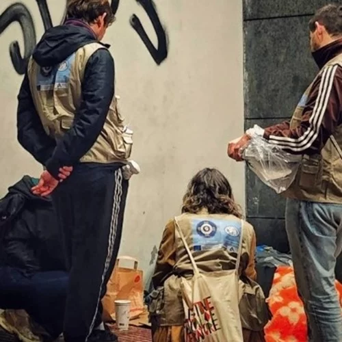 Η ομάδα Street Work μια "αγκαλιά" για τους άστεγους της Αθήνας