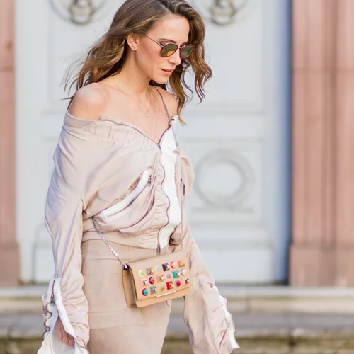 Αυτό το λινό bomber jacket από την Oysho θα γίνει το αγαπημένο σου στις διακοπές