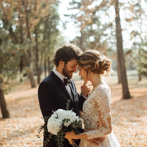 Τα πιο κομψά κοστούμια για νύφες που θέλουν να φορέσουν κάτι διαφορετικό στον γάμο τους