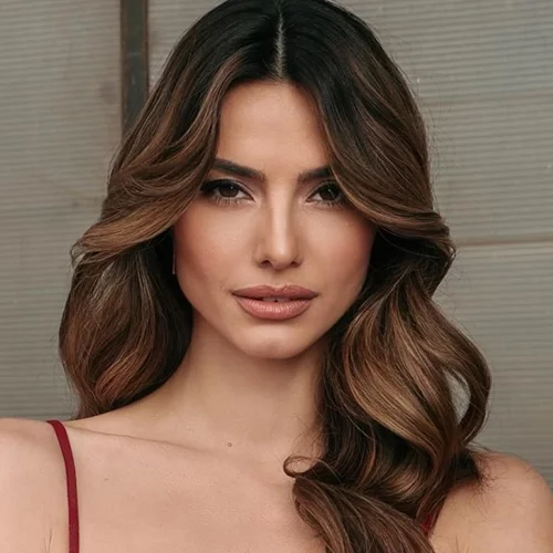 Η Ηλιάνα Παπαγεωργίου με naked mani - pedi αποδεικνύει ότι το minimal στα νύχια μπορεί να είναι απόλυτα chic