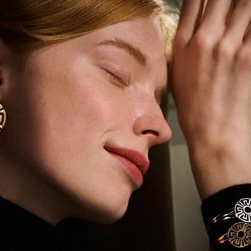 "AENAON" | Η αέναη λάμψη του Οίκου ZOLOTAS αναδεικνύεται μέσα από ένα γούρι-ωδή στο μοτίβο του Μαίανδρου