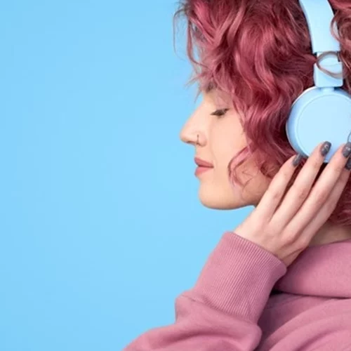 Ένα δισ. νέοι κινδυνεύουν με απώλεια ακοής λόγω ακουστικών και δυνατής μουσικής