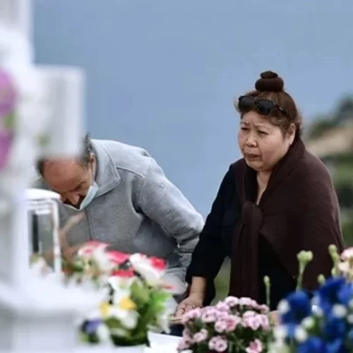 Γλυκά Νερά | "Η μητέρα της Καρολάιν πέταξε την επιγραφή με την "πολυαγαπημένη μου σύζυγο" από το μνήμα, την έσπασε"