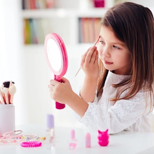 Χάνεται η παιδική αθωότητα; Όταν τα κορίτσια δημοτικού παίζουν με καλλυντικά αντί για κούκλες