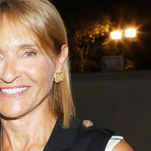 Μάρα Ζαχαρέα | Με neon μαγιό και μπαντάνα στα μαλλιά