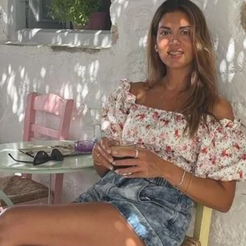 Διπλή γιορτή στο σπίτι της Σταματίνας Τσιμτσιλή | Η φωτογραφία με τις μελαχρινές κόρες της, Νάγια και Μαίρη