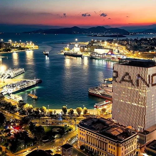 H Range Rover στον Πύργο Πειραιά | Ένα από τα κορυφαία luxury brands παγκοσμίως "δημιουργεί" τον απόλυτο αστικό ψηφιακό καμβά