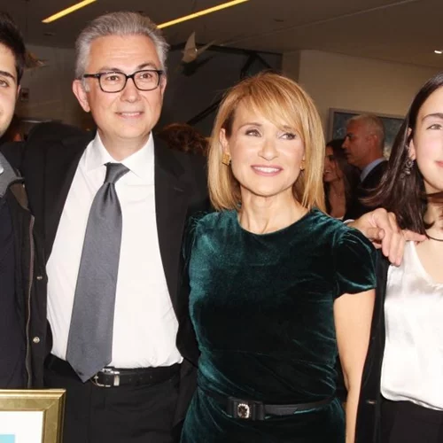 Η Mάρα Ζαχαρέα και ο Θοδωρής Ρουσόπουλος παραμένουν στο σπίτι τους στην Πάρο | Η εξόρμηση σε χωριό